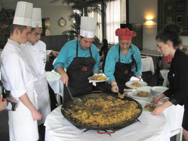 Autour d'une paella géante comme plat principal, les 2 chefs espagnols font découvrir aux élèves et à leurs enseignants les autres spécialités de Alcoy