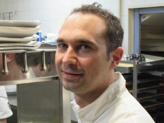 Christophe Schmitt dans les cuisines de L'Almandin