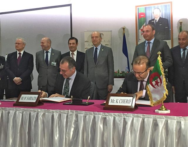 Algérie, Oran, lundi 1er février : la convention a été signée par Michel Sarrasin et Karim Chérif, PDG du groupe Eden en présence des maires de Bordeaux Alain Juppé et d'Oran Noureddine Boukhatem