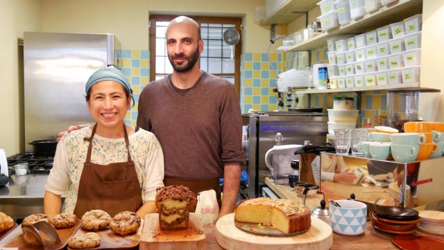 Moko Hirayama et Omar Koreitem dans leur 'café et bakery' Mokonuts, Paris XIe