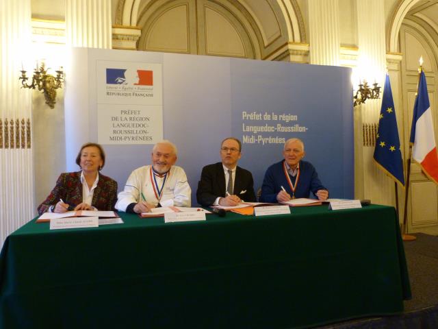 Signature d'une convention entre Le CFA Blagnac et la société des MOF, Yves Thuriès, parrain des étudiants en BP cuisine