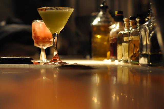 Contrairement au speakeasy des années qui ne proposait que du mauvais Whisky de contrebande, celui de 2013 propose des cocktails et des gammes d'alcools qui n'existaient pas à l'époque.