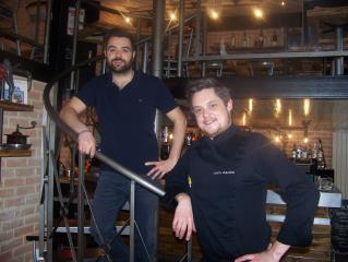 Le chef Martin Philippe (à droite) et Norvan Boit, le directeur du bar.