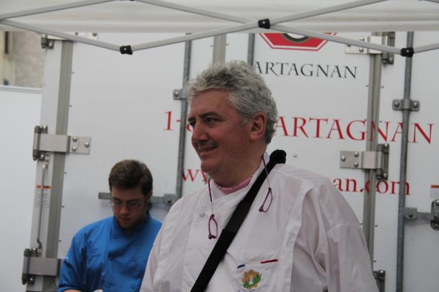 Jean-Louis Dumonet, président de l'association des maitres cuisiniers de France, visiblement souriant et satisfait de l'opération Lunch Box de ce 14 juillet 2013.