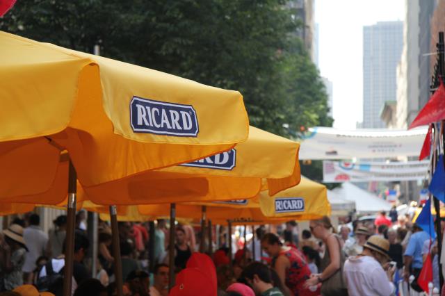 Que serait le 14 juillet sans les parasols d'une célèbre marque d'anisette ? La promotion des produits français se fait dans les moindres détails.
