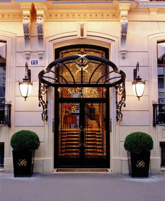 L'élégante façade de l'hôtel cossu des Champs-Elysées plonge d'emblée le client dans l'atmosphère de cet ancien hôtel particulier du XIXe siècle.
