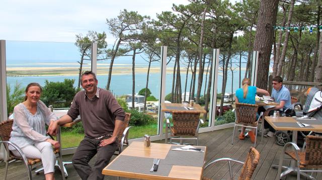 Camping le Panorama du la dune du Pilat : gestionnaires du restaurant, Catherine et Vincent Lafforgue proposent une carte à tous les prix pour campeurs et clientèle extérieure