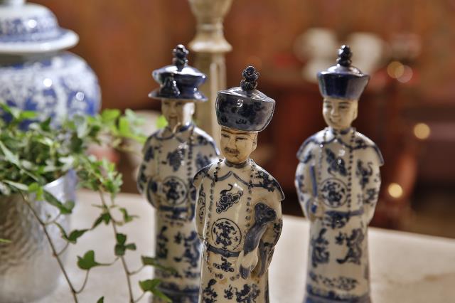 Les statuettes chinoises de la salle du petit déjeuner de l'hôtel Kipling.