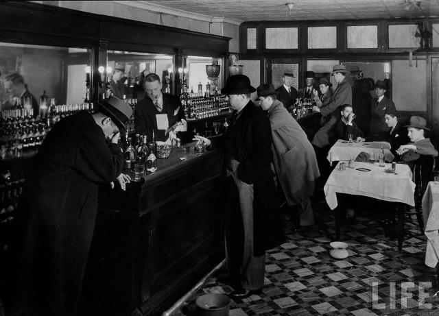 Ici un speakeasy des années 20. L'ambiance de couvre feu, rappelle que l'alcool était totalement prohibé à cette époque là.