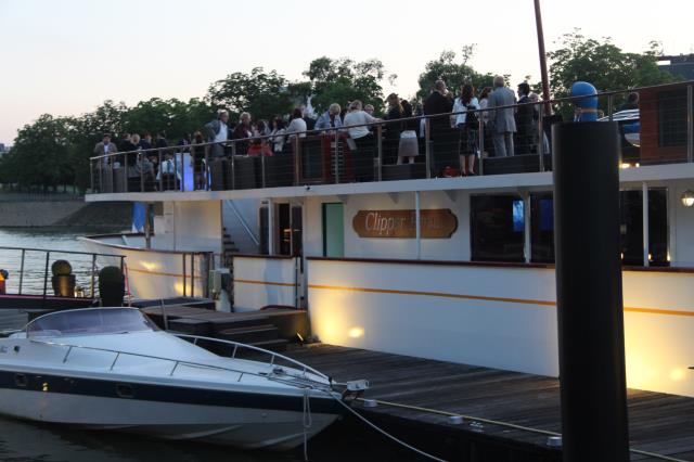 Les membres et partenaires de l'AGGH, le 4 juillet, sur le bateau « Clipper » à Paris (XVe).