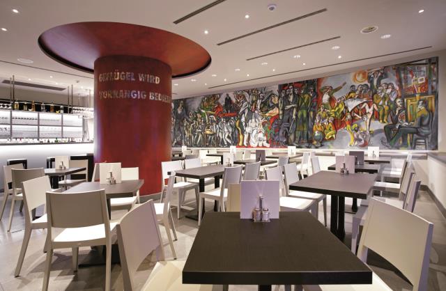 Une fresque baptisée 'Éloge du communisme' orne la salle du restaurant.