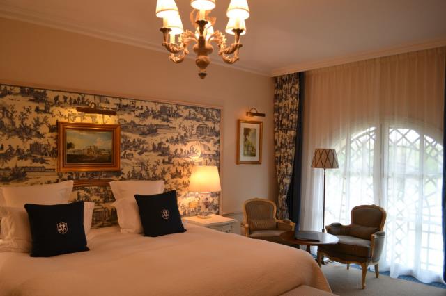 Les chambres en six catégories sont de facture classique, en toiles de Jouy roses et bleues.