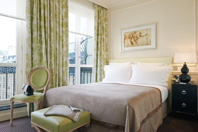 Le vert des chambres et suites fait écho à la verdure du jardin du Palais-Royal.
