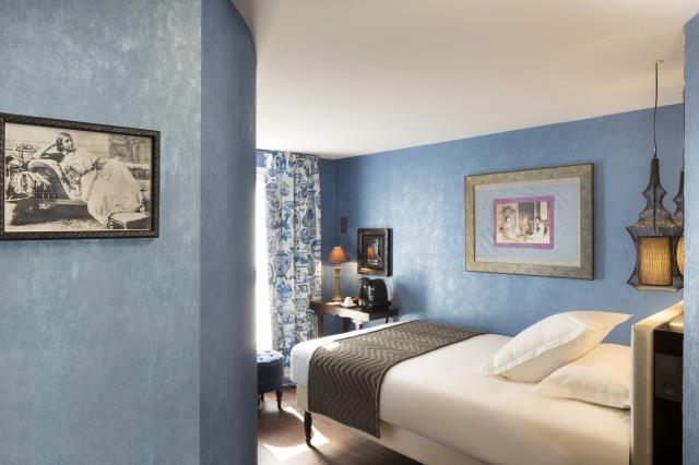 Le Kipling a choisi comme toile de fonds, le bleu de chine pour certaine chambres. Ici une chambre simple.