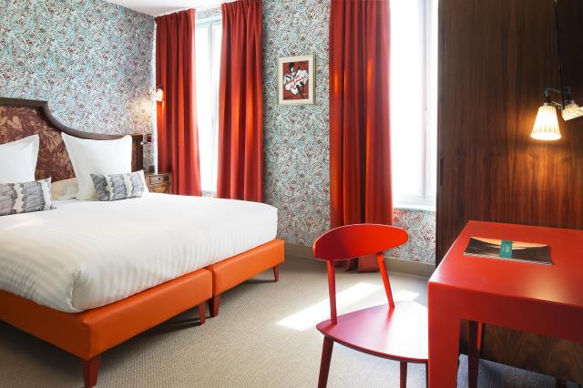 La couleur rouge dans certaines chambres du Joséphine évoque les cabarets et plus particulièrement le Moulin Rouge.