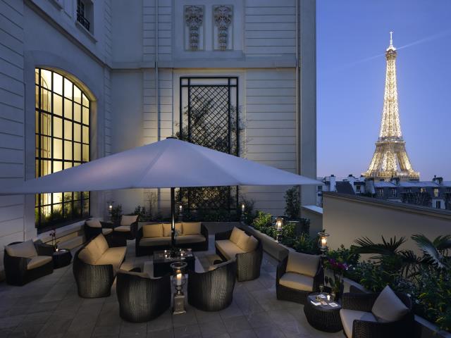 La terrasse d'été du Shangri-La se situe au premier étage.