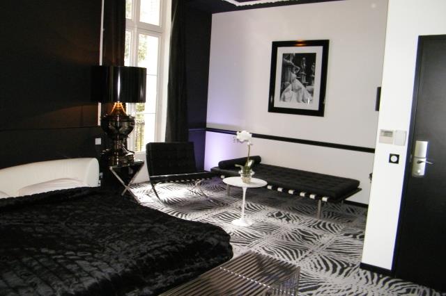 Une chambre noir et blanc d'Art Hôtel