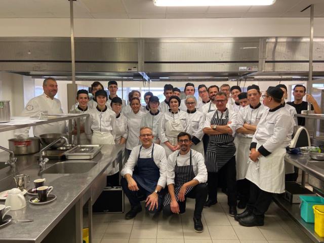 Les élèves de 2de Bac Pro Cuisine Section Européenne accompagnés des chefs espagnols et maltais