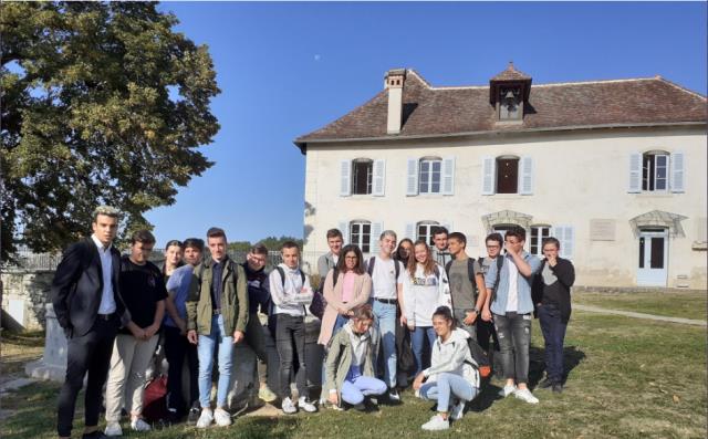Professeurs et élèves du lycée Ambroise Croizat devant la maison des enfants d'Izieu