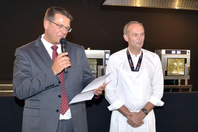 Nicolas Trentesaux, directeur SIAL Group et Christian Le Squer, nouveau chef du Four Seasons George V à Paris et parrain du Sial 2014 devant le gâteau du 50ème anniversaire du Sial.