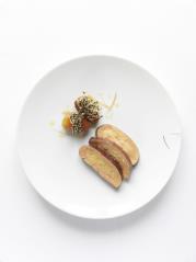 Foie gras de canard simplement poché au vin de Chambertin, dattes acidulées au citron confit et aux...