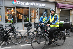 De la prise de commandes jusqu' la livraison, les livreurs de Domino's Pizza sont forms  tous les postes oprationnels