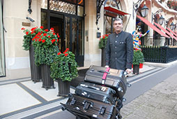 Depuis 13 ans, Arnaud Dutilloy est bagagiste-chasseur au Plaza Athne