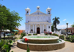 L'glise de Suchitoto, sur la place centrale, au Salvador