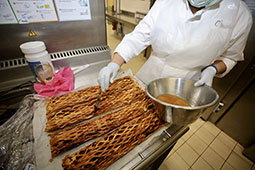 Une des quatre personnes derrire les fourneaux de la cuisine d'insertion professionnelle. Toutes bnficieront d'un programme complet (sur le plan professionnel comme social), pour un retour l'emploi durable