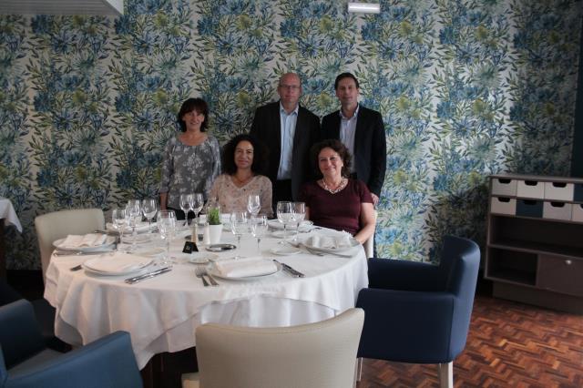 Monique Pruniaux, Philippe Meunier, Marie-Christine Inaudi, Hervé Dubosc aux côtés de Florence Bralic directrice du CFH, dans la nouvelle salle du restaurant pédagogique refaite en s'appuyant sur les conseils de 4 professionnelles du cercle.