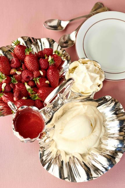 Giboulée de fraises, framboises, fraises des bois, sorbet fromage blanc.