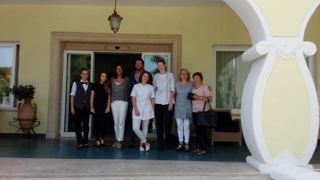 Les élèves avec le directeur de l'hôtel Hermitage, son épouse, Caterina (professeur de français à Ischia, Mme Brulé)