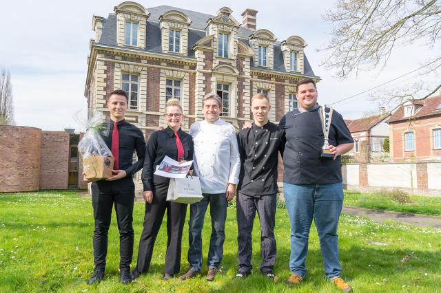 Les vainqueurs du concours. De gauche à droite : Aymeric Fautrat, Léa Greaume, Bruno Guéret du Fouquet's à Paris, Steven Jean et Sellamine Elliot