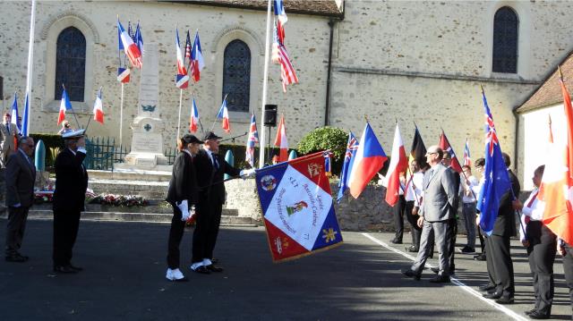 Présentation du drapeau, de gauche à droite : M Lesuisse, M Conchis, M Bosson, M Framery