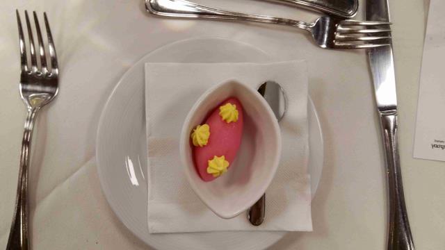 Sorbet note à note : évocation violette, géranium, pink rose-meringues fraîches ; évocation beurre citronné