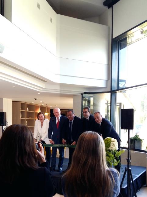 Cérémonie d'inauguration de l'hôtel, en présence de Gitta Brückmann et Johan Kamerbeek.