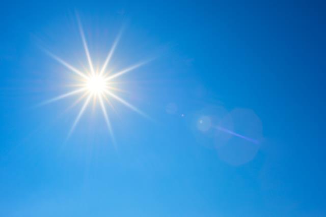 Un soleil brûlant dans un ciel sans nuages.
