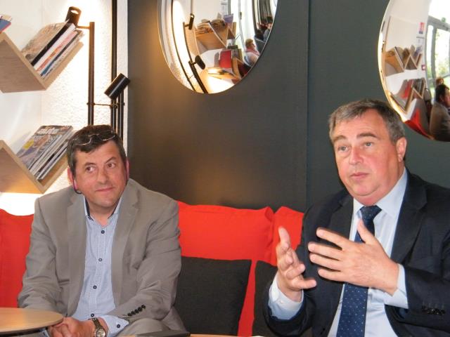 Pascal Delage, directeur de l'Ibis Centre et Olivier Carré, maire d'Orléans