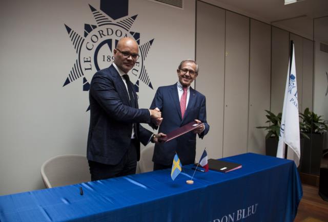 Le Président André Cointreau (à droite) et le vice-Président Exécutif d'Electrolux Ola Nilsson (à gauche) signent le partenariat