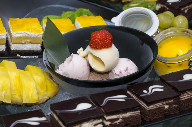 Un assortiment de desserts  aux fruits.