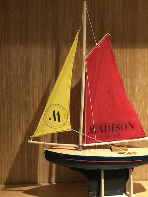 L'équipe du Madison emmène les enfants pour un tour de voiture ou pour faire naviguer les bateaux.