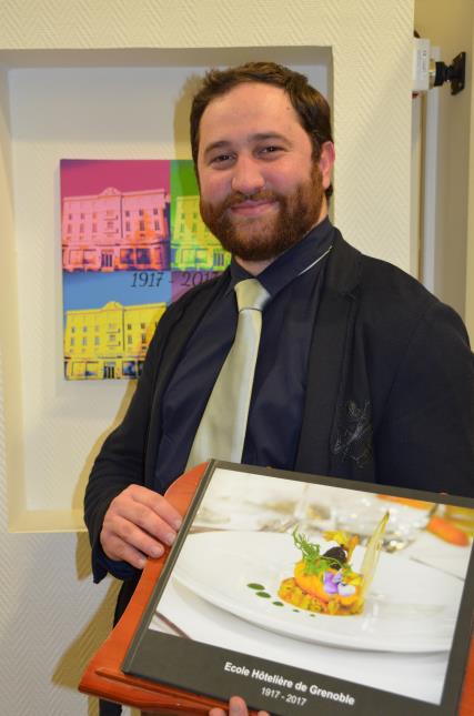 Après un premier livre de photos prises à l'occasion du dîner de gala organisé à l'hôtel Lesdiguières le 14 novembre 2017 (ici dans les mains de Julien Carestiato), un second ouvrage se prépare. Sur l'histoire de l'établissement.