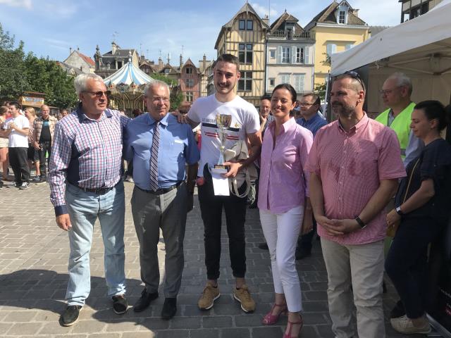 Le vainqueur (au centre) après la remise des prix par Thierry Galy (à droite).