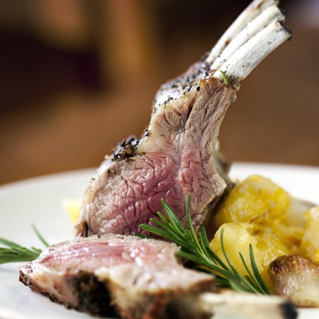 L'agneau est souvent rôti ou grillé, il appelle alors un vin rouge fin et aromatique, pas trop corsé, surtout pour les agneaux de pré-salé.