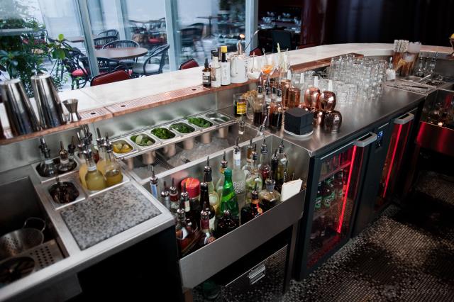 Les rangements sont l'une des clés d'un bar bien agencé. Ici, aux Bains à Paris (3e).