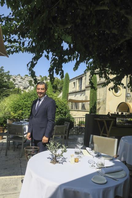 laurent Soustelle, directeur de salle à Baumanière, sur la terrasse de l'Oustau.