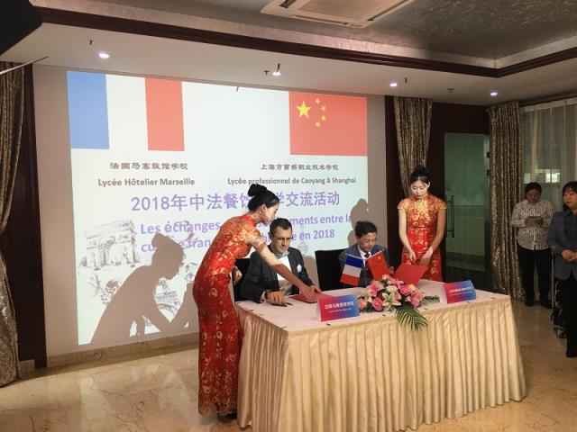 Signature de convention de stage entre Didier Leder et M Xu le proviseur Chinoix