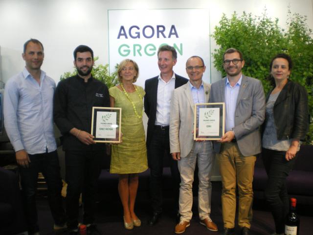 Les lauréats des Palmes Greens (Chez Victor à gauche, Exki à droite) aux côtés des organisateurs de l'événement.