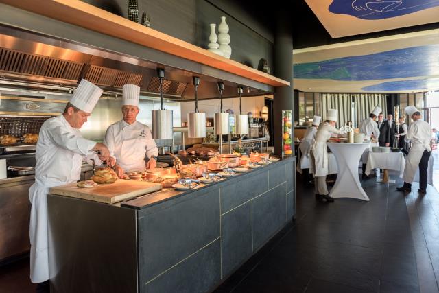 Au premier plan, les volailles partent à la découpe (service à la russe) Au fond, découpe du saumon qui sera porté à table