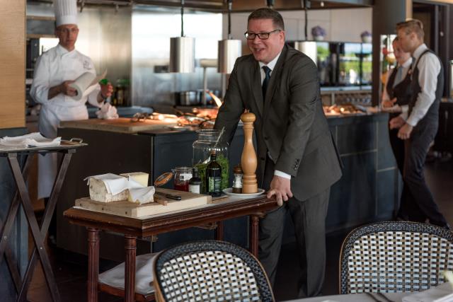 Sébastien Caquelard effectuant le service du fromage à la Russe
